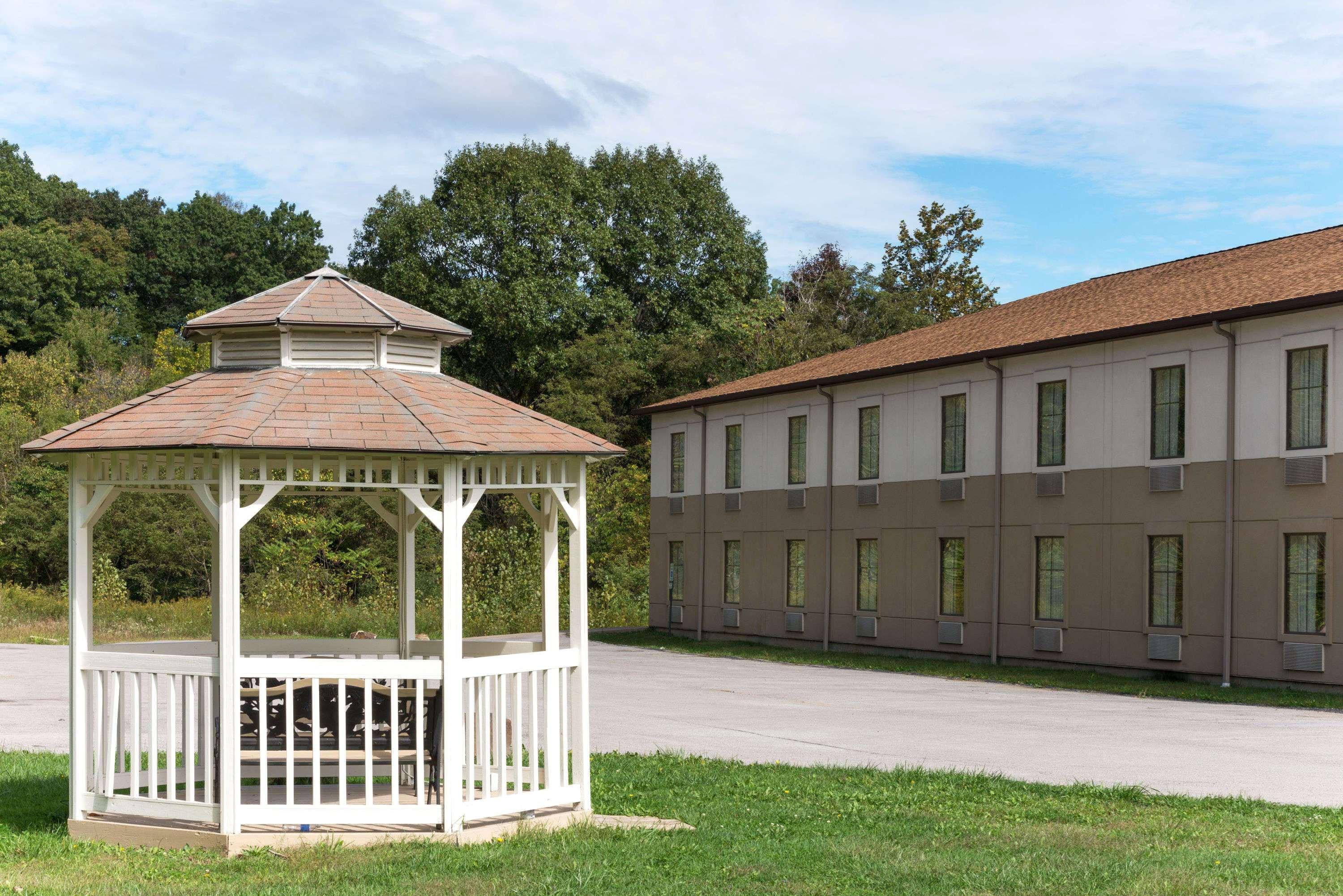 Super 8 By Wyndham Beaver Falls מראה חיצוני תמונה