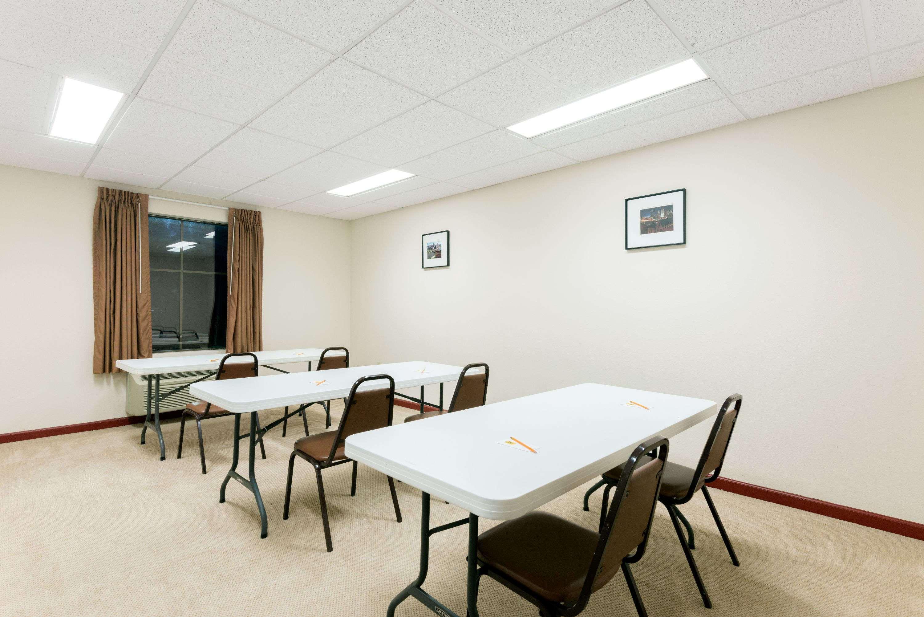 Super 8 By Wyndham Beaver Falls מראה חיצוני תמונה